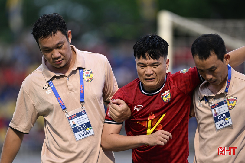 Phi Sơn rời sân với sự hỗ trợ của ban huấn luyện. f880f63c069da5c3fc8c.jpg