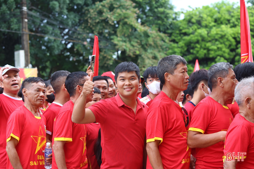 Cổ động viên Hà Tĩnh với màu đỏ truyền thống. c3b241337a95d9cb8084.jpg