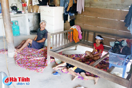 nguoi me can nuoc mat va nhung dua con mit mo duong den lop