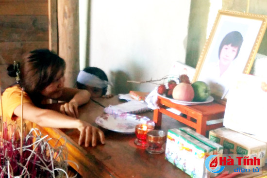 nguoi me can nuoc mat va nhung dua con mit mo duong den lop