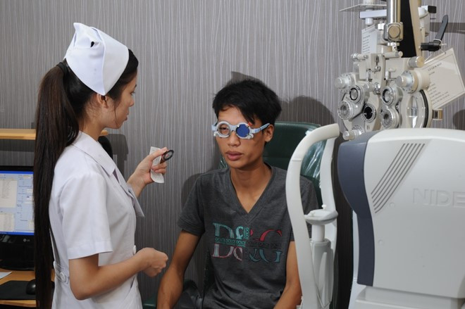 Nhiều học sinh, sinh viên và dân văn phòng chăm sóc mắt sai cách dẫn đến mắc tật khúc xạ. nhung luu y quan trong khi cham soc mat hang ngay
