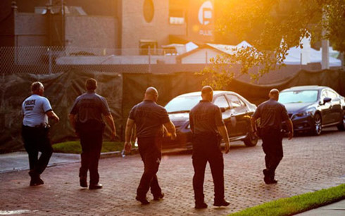 Cảnh sát tuần tra quanh khuôn viên hộp đêm Pulse ở thành phố Orlando, thuộc bang Florida, Mỹ. (Ảnh: AP) tham kich orlando fbi co the lam gi de ngan chan toi ac
