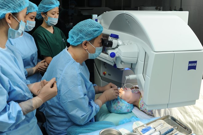 Lựa chọn các phương pháp phẫu thuật hiện đại là một trong các cách điều trị tật khúc xạ hiệu quả. nhung luu y quan trong khi cham soc mat hang ngay