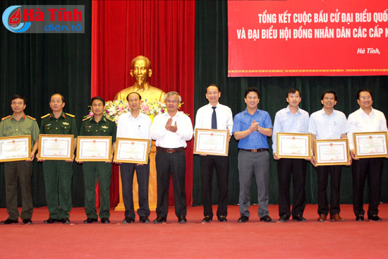 khen thuong 108 tap the ca nhan co thanh tich xuat sac trong cong tac bau cu