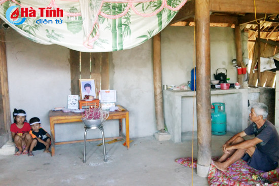 nguoi me can nuoc mat va nhung dua con mit mo duong den lop