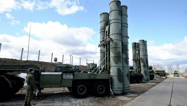 Hệ thống phòng thủ tên lửa S-400 Triumph của Nga triển khai tại Syria. ten lua s 400 va s 500 cua nga se duoc trang bi he thong