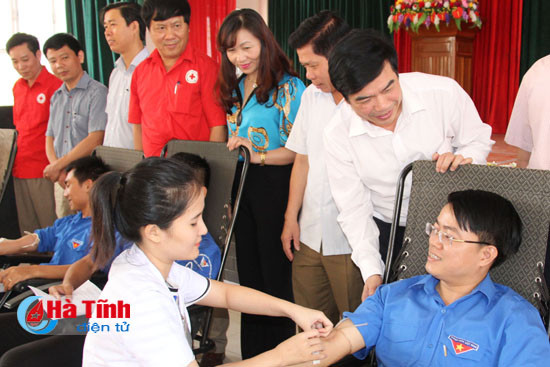 ha tinh ton vinh 20 nguoi hien mau tieu bieu