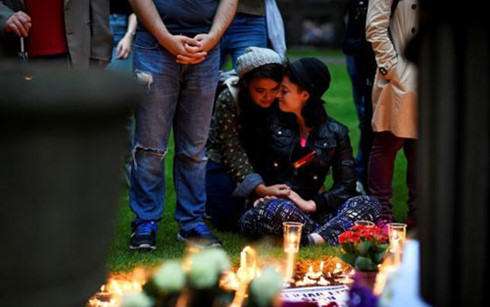 Hoạt động tưởng niệm các nạn nhân vụ xả súng diễn ra ở nhiều nơi trên khắp nước Mỹ. (Ảnh: Reuters) tham kich orlando fbi co the lam gi de ngan chan toi ac