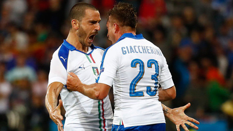 video bi italia om han ngay tran dau ra quan