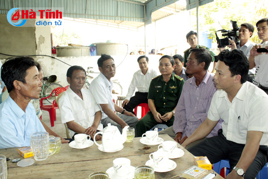 chu tich ubnd tinh dong vien tang qua cac ngu dan cuu phi cong