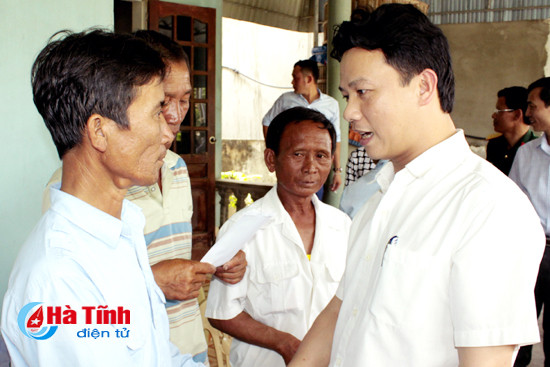 chu tich ubnd tinh dong vien tang qua cac ngu dan cuu phi cong