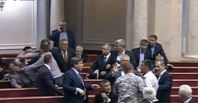 dai bieu quoc hoi ukraine lai tiep tuc choang nhau tren nghi truong