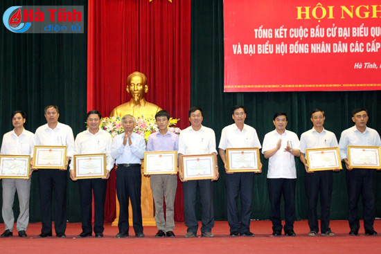 khen thuong 108 tap the ca nhan co thanh tich xuat sac trong cong tac bau cu