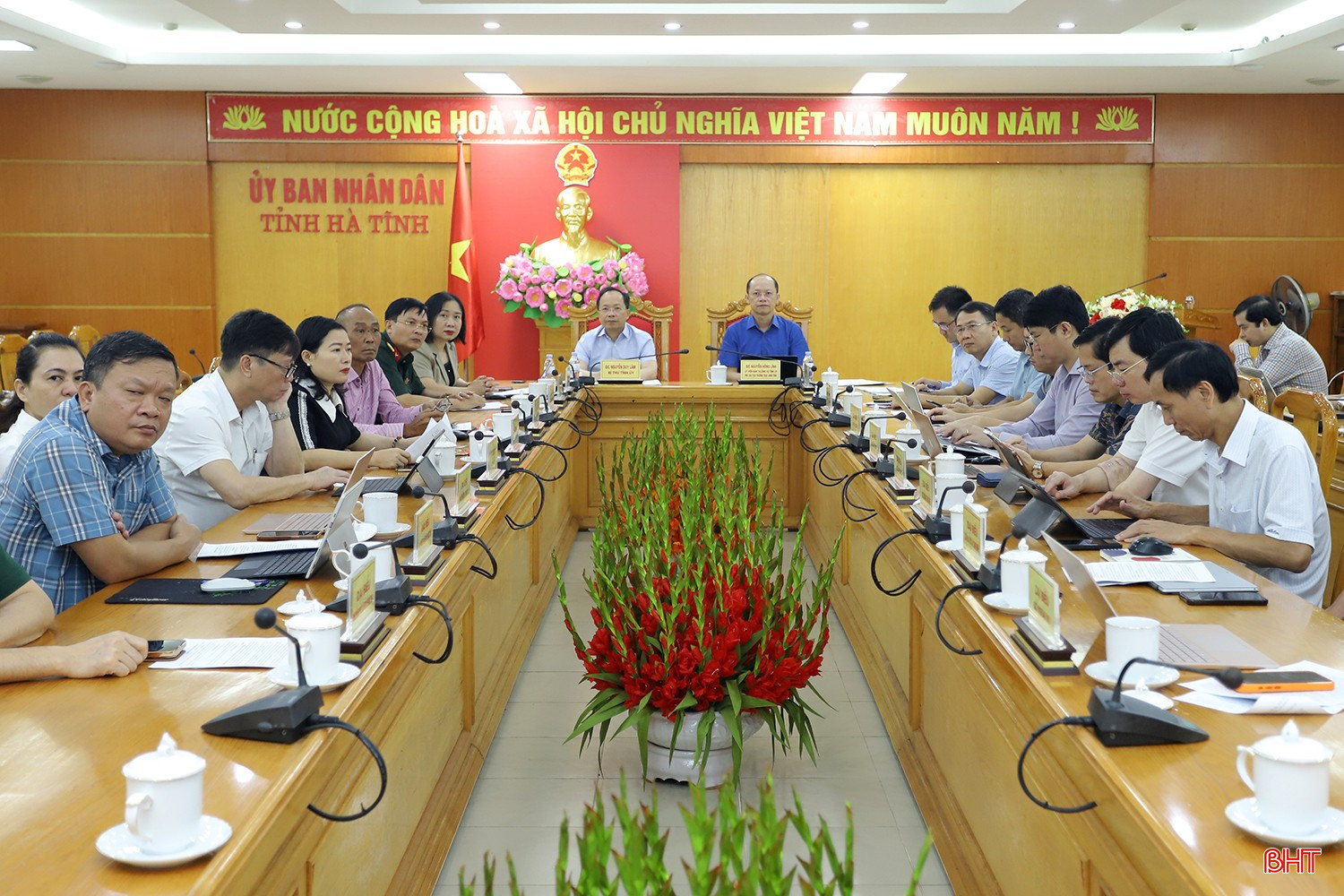 Các đại biểu tham dự cuộc họp ứng phó bão số 10 ở điểm cầu Hà Tĩnh. bqbht_br_phong-chong-bao-so-10-2.jpg