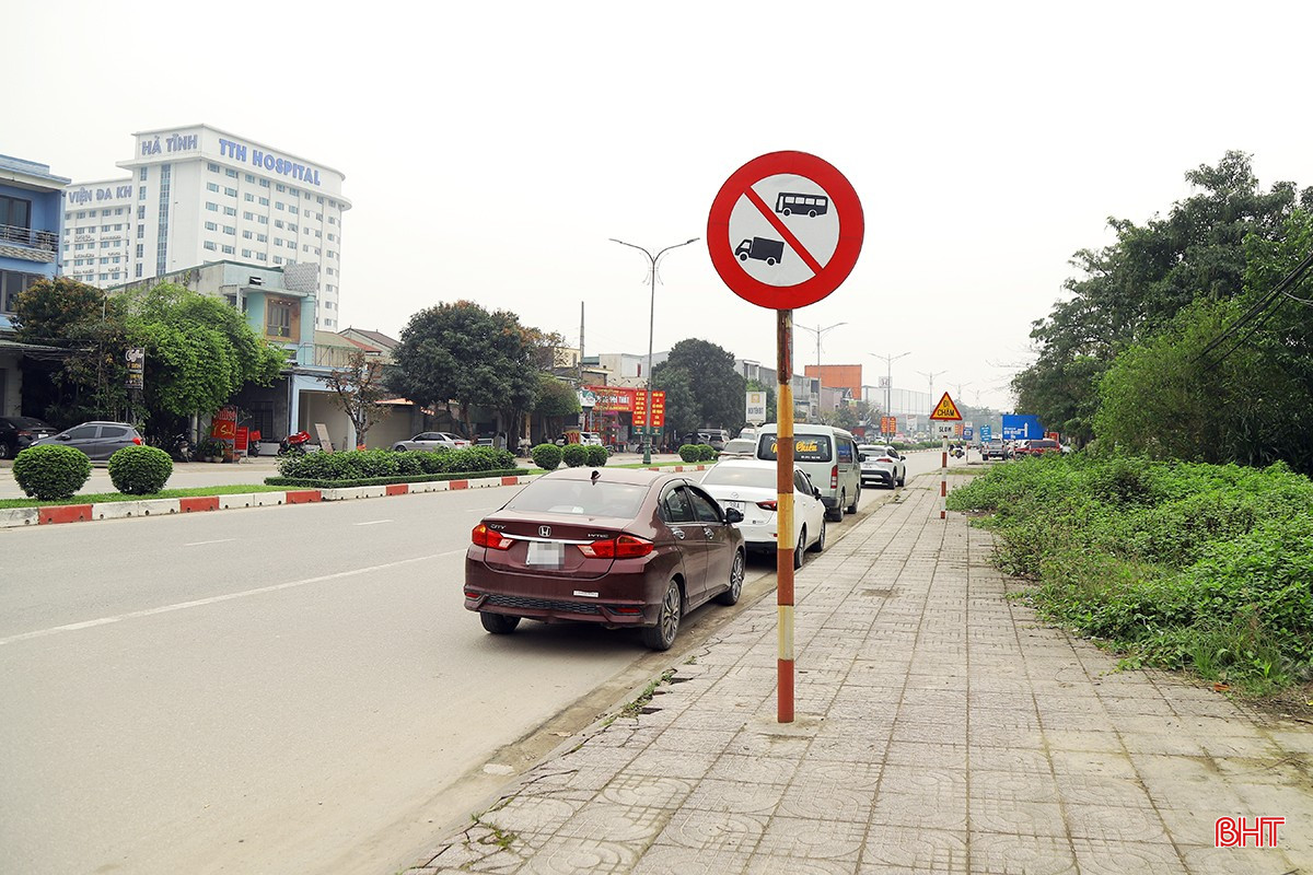 Biển cấm ô tô khách và ô tô tải vào khu vực nội đô Hà Tĩnh trên quốc lộ 1 thuộc địa phận phường Trần Phú, được chụp vào tháng 3/2025. bqbht_br_bien-cam.jpg