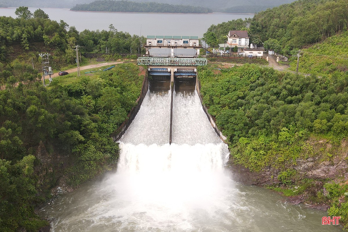 Ke Go Lake spills water to lower water levels ahead of forecast heavy rains caused by storm No. 10. bqbht_br_ho-ke-go-xa-tran.jpg