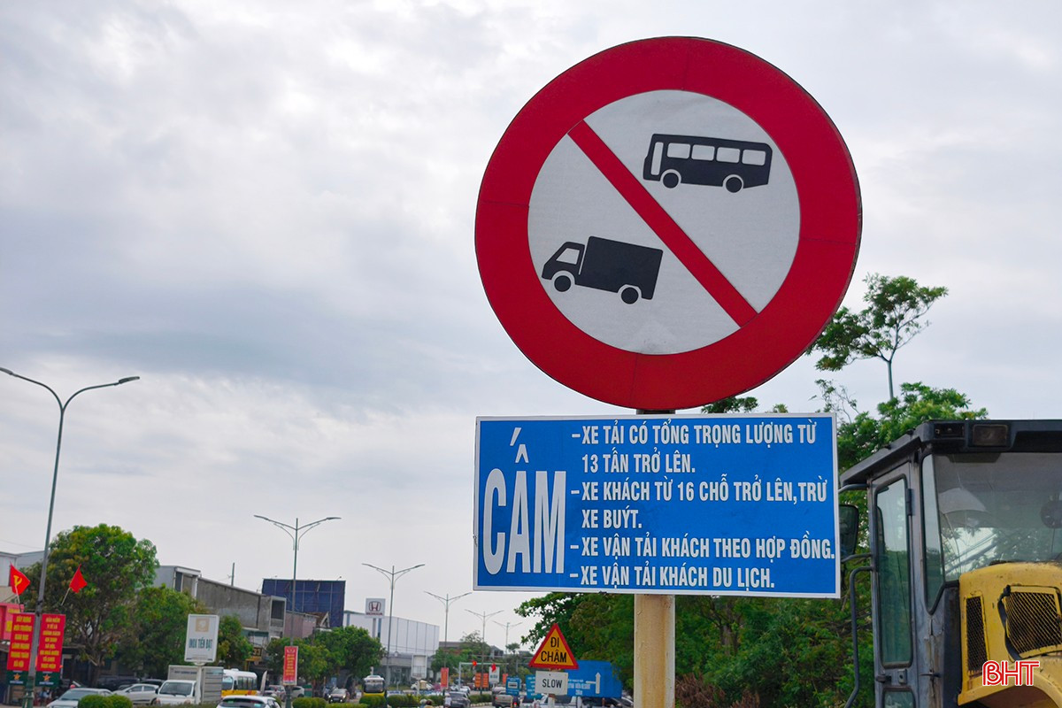 Theo người dân, việc cấm xe khách từ 16 chỗ trở lên, trừ xe buýt; cấm xe vận tải khách theo hợp đồng và cấm xe vận tải khách du lịch đi vào nội đô có nhiều điểm không phù hợp. bqbht_br_bat-cap-bien-bao-1.jpg