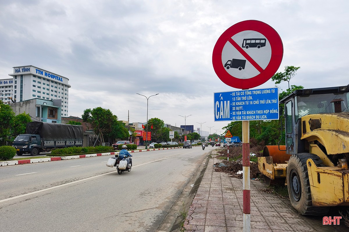 Biển cấm xe tải có tổng trọng lượng từ 13 tấn trở lên; xe khách từ 16 chỗ trở lên, trừ xe buýt; xe vận tải khách theo hợp đồng; xe vận tải khách du lịch, được gắn trên quốc lộ 1 thuộc địa phận phường Trần Phú, tỉnh Hà Tĩnh. bqbht_br_bat-cap-bien-bao-2.jpg