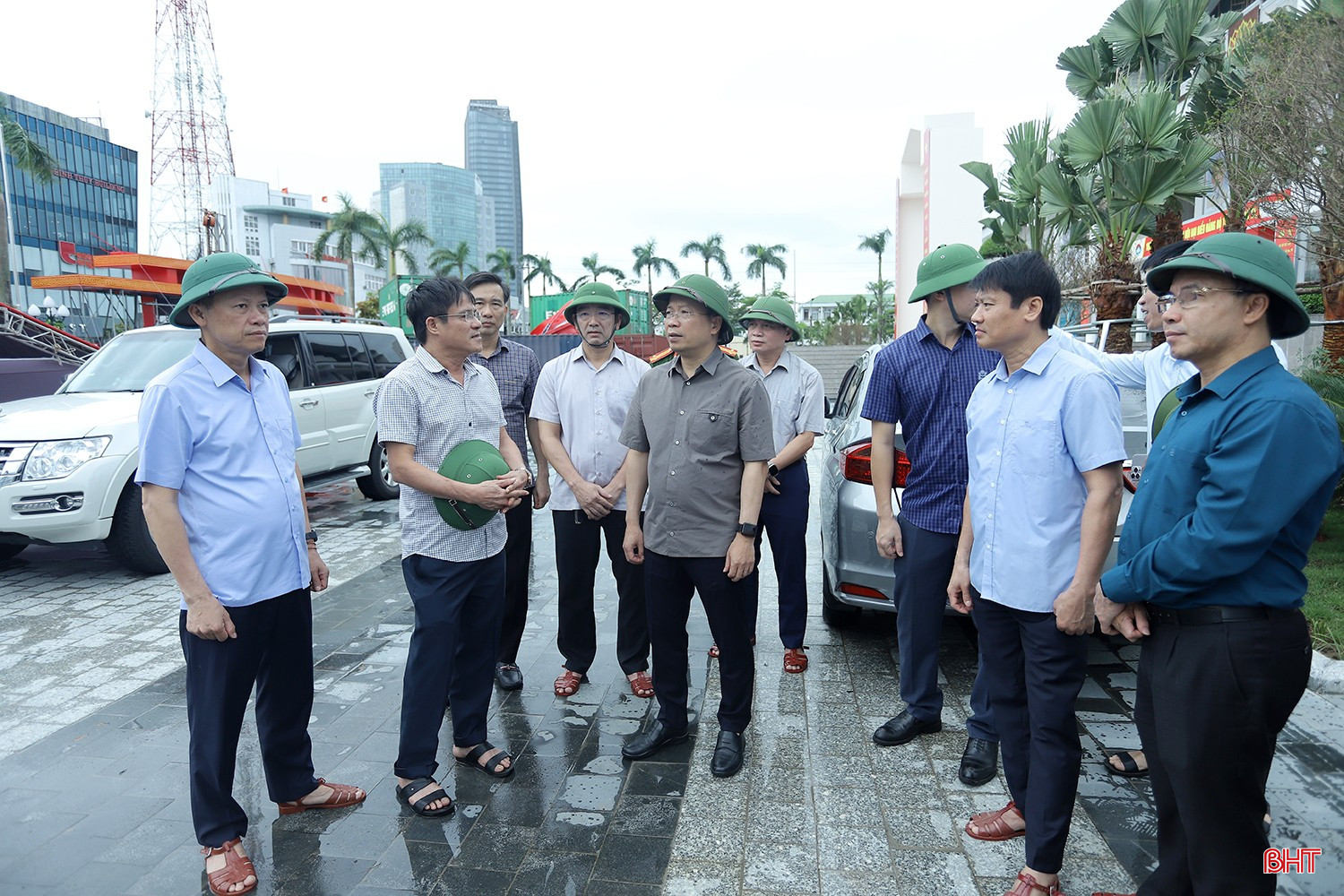 Bí thư Tỉnh ủy Nguyễn Duy Lâm yêu cầu các đơn vị, lực lượng gia cố, chằng néo bảo vệ các hạng mục tại Trung tâm Văn hóa - Điện ảnh và Xúc tiến du lịch tỉnh. bqbht_br_bao-so-10-01aa.jpg