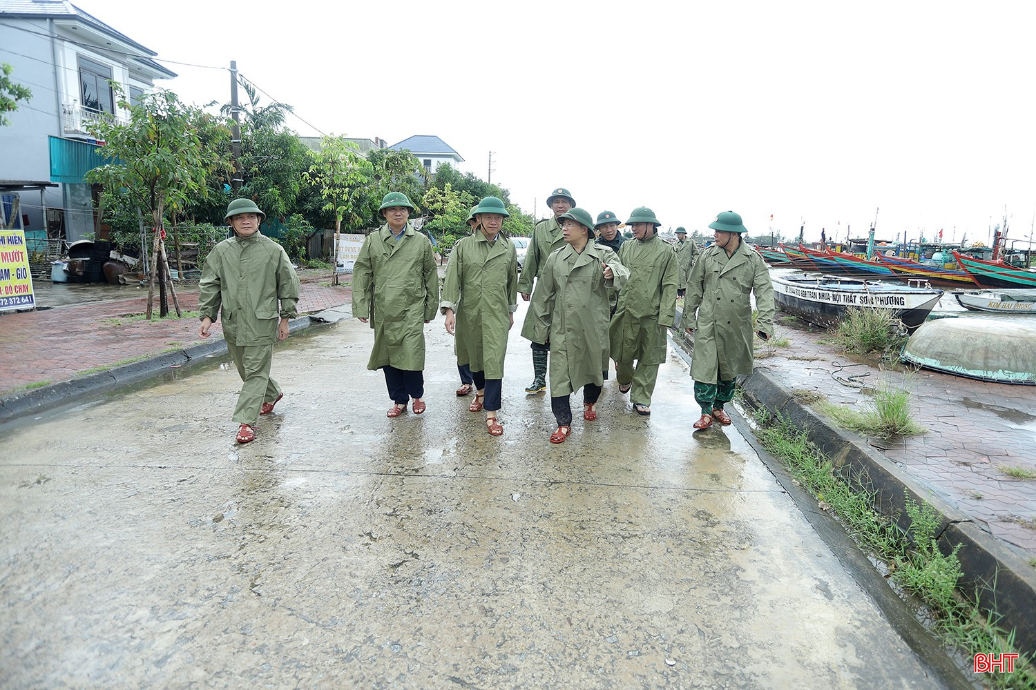 Bí thư Tỉnh ủy Nguyễn Duy Lâm, Phó Chủ tịch Thường trực UBND tỉnh Nguyễn Hồng Lĩnh và đoàn công tác của tỉnh kiểm tra tại cảng cá và khu neo đậu tránh trú bão Cửa Sót ở xã Lộc Hà. bqbht_br_bao-so-10-3.jpg