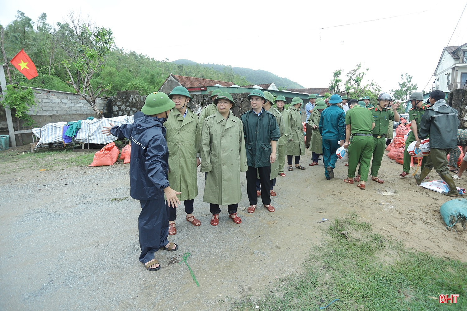 Bí thư Tỉnh ủy và đoàn công tác kiểm tra việc gia cố tuyến đê Hữu Phủ đoạn qua xã Thạch Khê. bqbht_br_bao-so-101.jpg