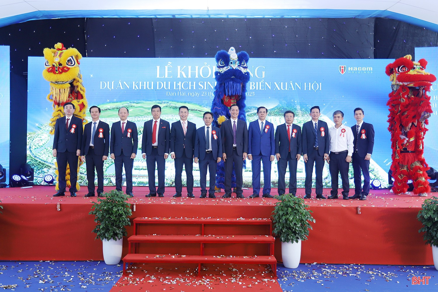Các đồng chí lãnh đạo tỉnh Hà Tĩnh chụp hình lưu niệm cùng các đại biểu. bqbht_br_khu-du-lich-xuan-hoi.jpg