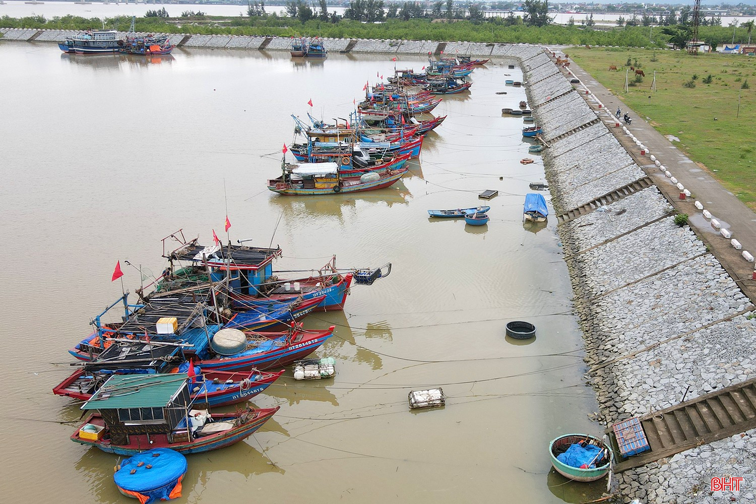 Toàn bộ tàu, thuyền của Hà Tĩnh đã nhận được thông tin về bão số 10 và vào bờ tránh trú an toàn. bqbht_br_bao-so-10.jpg