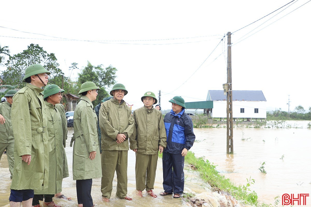 Chủ tịch UBND tỉnh Võ Trọng Hải kiểm tra công tác khắc phục hậu quả bão số 10 ở xã Hương Sơn. bao-so-10-1.jpg