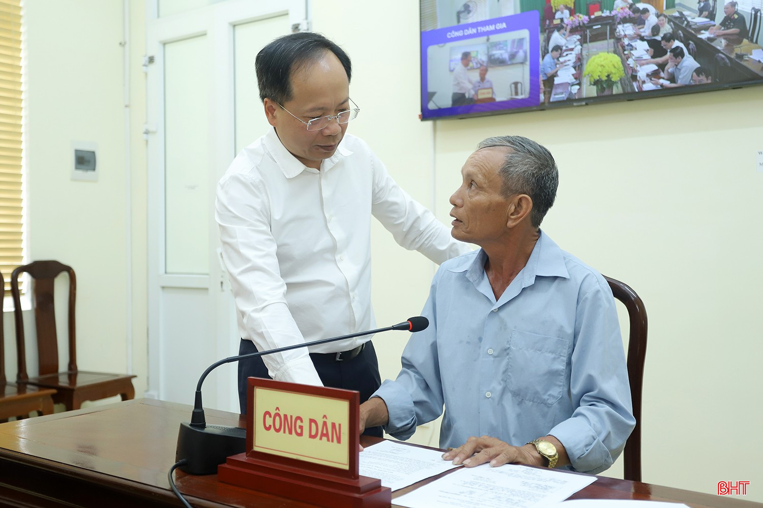 Bí thư Tỉnh ủy Nguyễn Duy Lâm trao đổi với công dân Võ Văn Mậu liên quan đề nghị công nhận liệt sỹ đối với ông Võ Dinh. bqbht_br_tiep-cong-dan-1.jpg