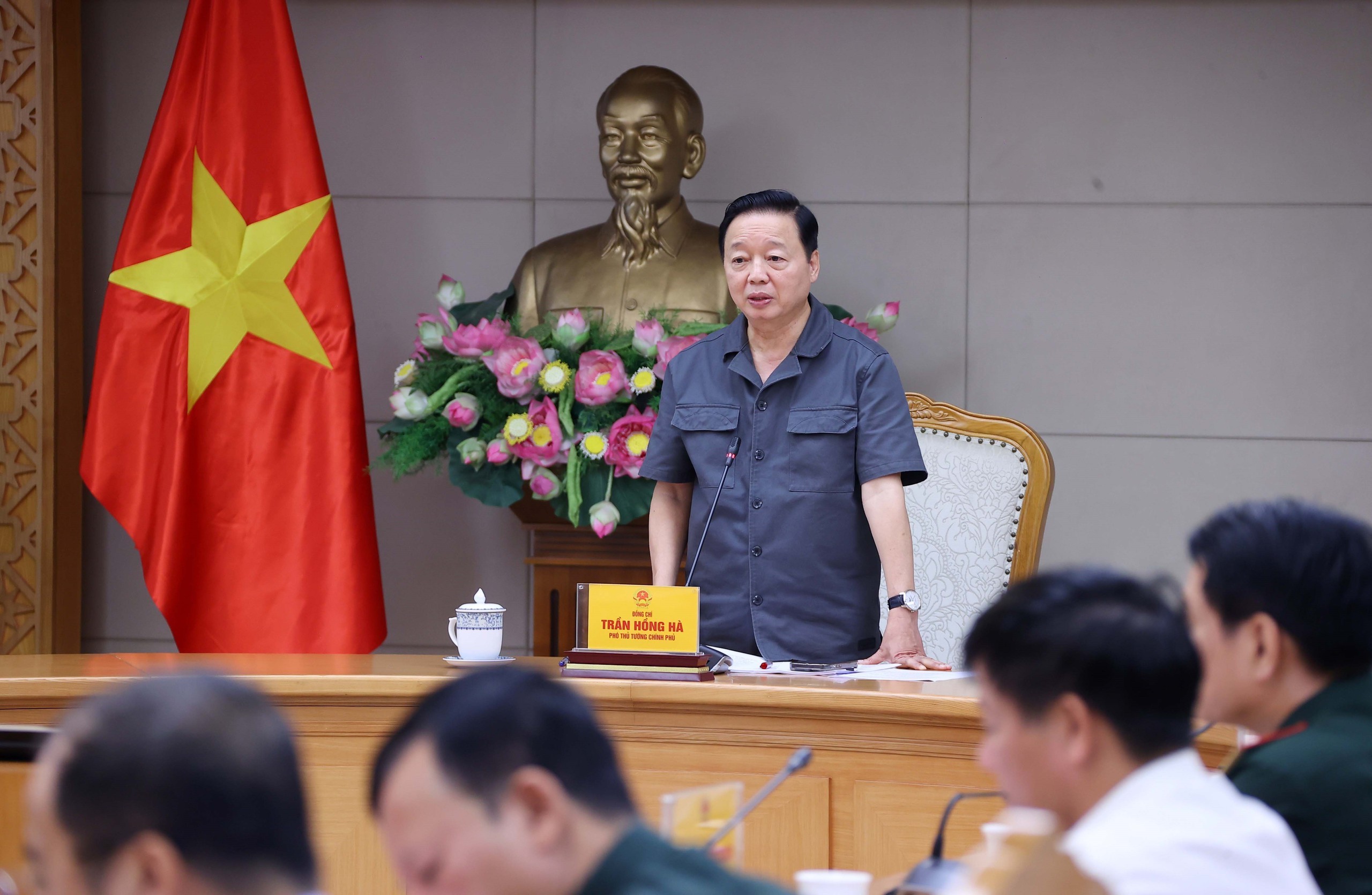 Phó Thủ tướng Chính phủ Trần Hồng Hà phát biểu chỉ đạo tại cuộc họp. Ảnh TTXVN. vnapotalphothutuongtranhonghahoptrienkhaiungphovoiconbaoso108299873-17589422431281075567015.jpg