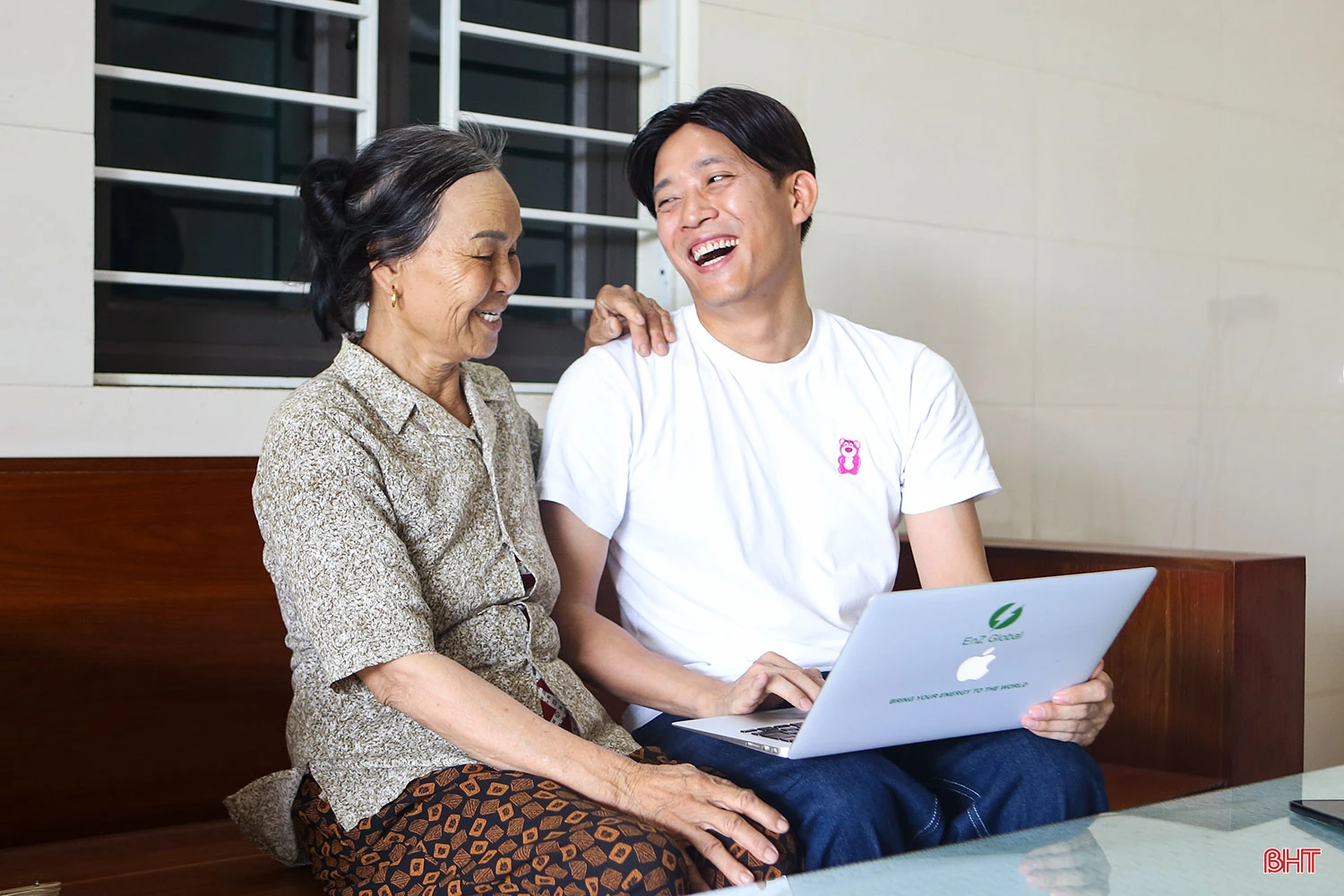 Bà Phan Thị Lành cùng con trai xem lại những tấm hình kỷ niệm trong các chuyến du lịch.