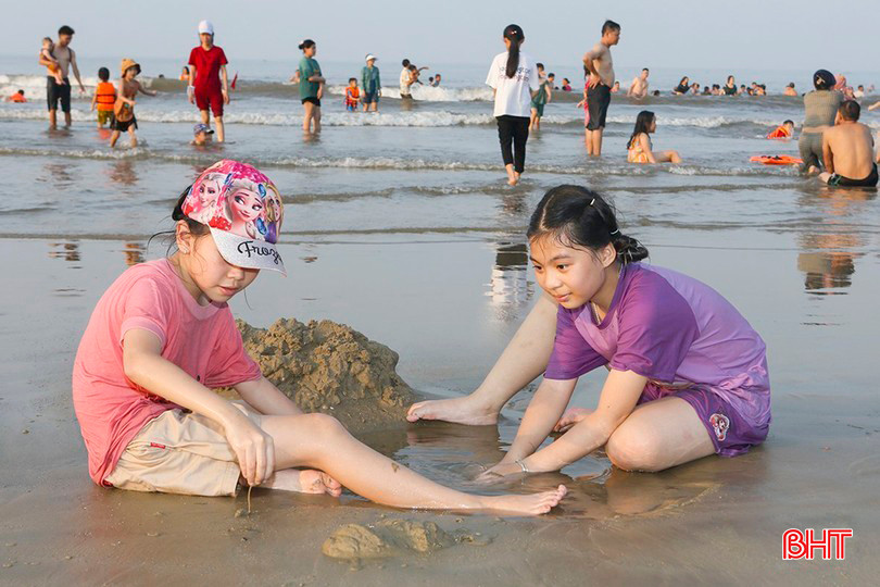 Hoạt động du lịch Hà Tĩnh sôi động trong tháng 4 kéo theo nhu cầu sử dụng các dịch vụ thương mại tăng. Hoạt động du lịch.jpg