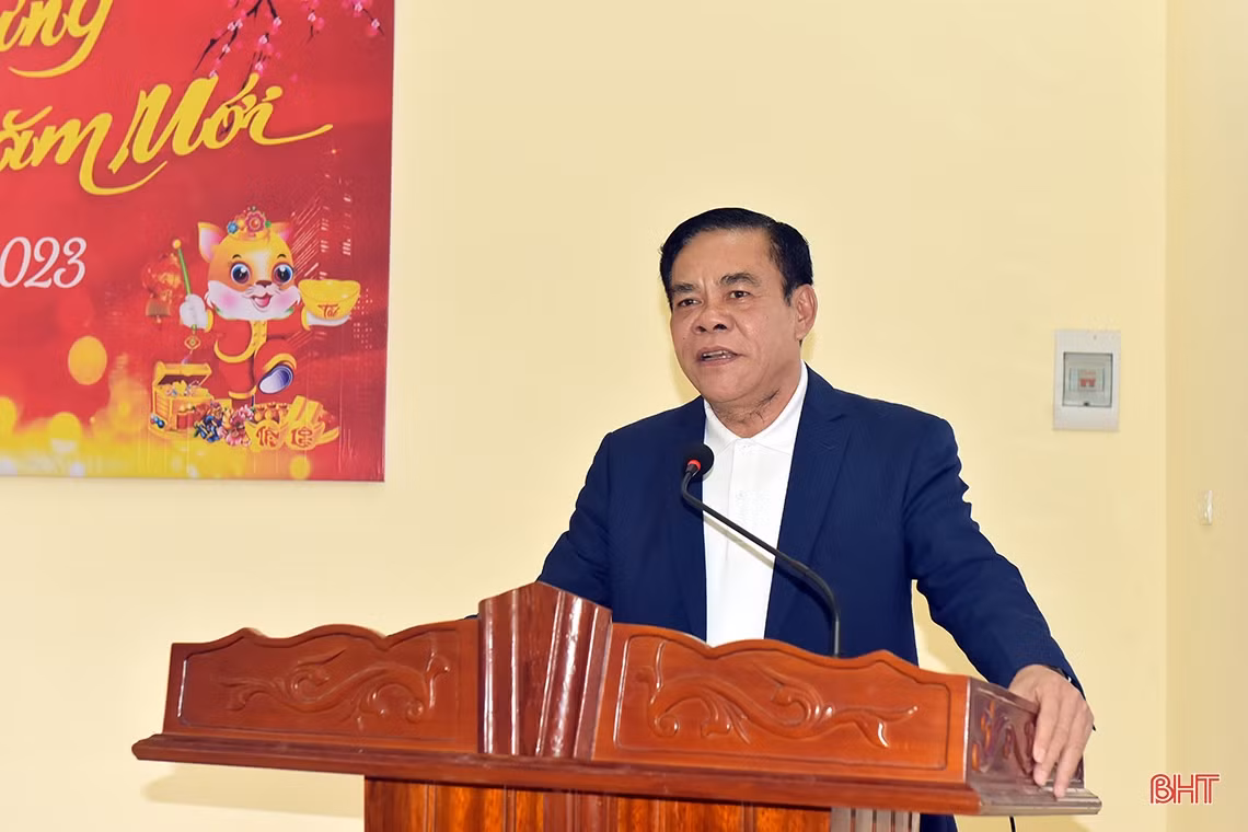 Chủ tịch UBND tỉnh chúc tết, tặng quà đồng bào dân tộc Chứt và các đơn vị LLVT ở Hương Khê