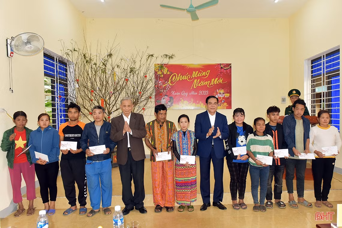 Chủ tịch UBND tỉnh chúc tết, tặng quà đồng bào dân tộc Chứt và các đơn vị LLVT ở Hương Khê