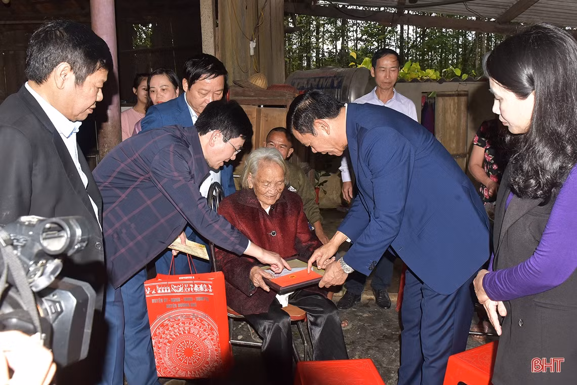 Chủ tịch UBND tỉnh chúc tết, tặng quà đồng bào dân tộc Chứt và các đơn vị LLVT ở Hương Khê