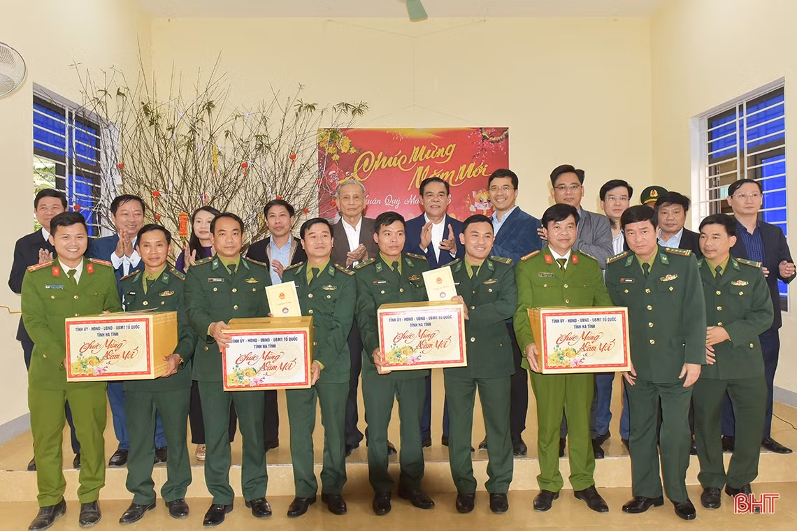 Chủ tịch UBND tỉnh chúc tết, tặng quà đồng bào dân tộc Chứt và các đơn vị LLVT ở Hương Khê