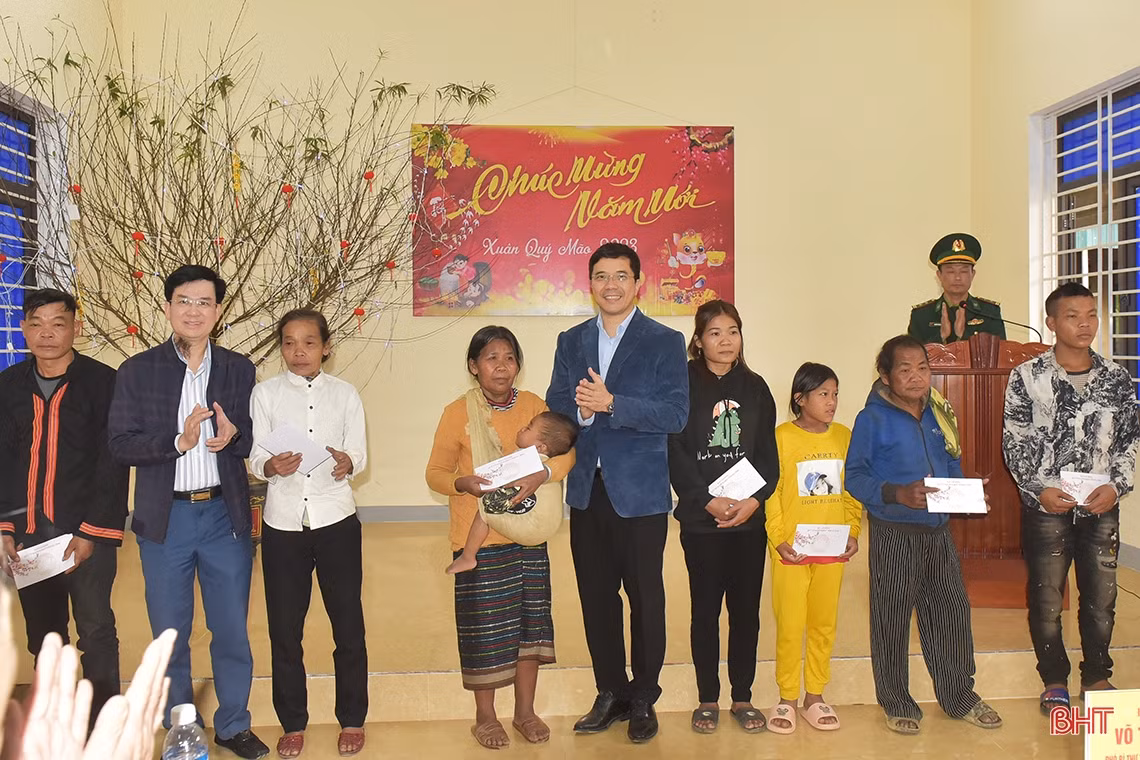 Chủ tịch UBND tỉnh chúc tết, tặng quà đồng bào dân tộc Chứt và các đơn vị LLVT ở Hương Khê