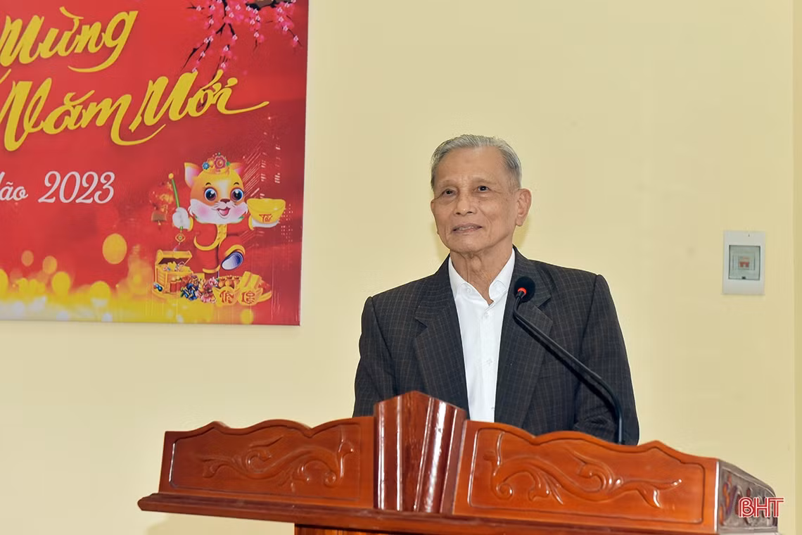 Chủ tịch UBND tỉnh chúc tết, tặng quà đồng bào dân tộc Chứt và các đơn vị LLVT ở Hương Khê