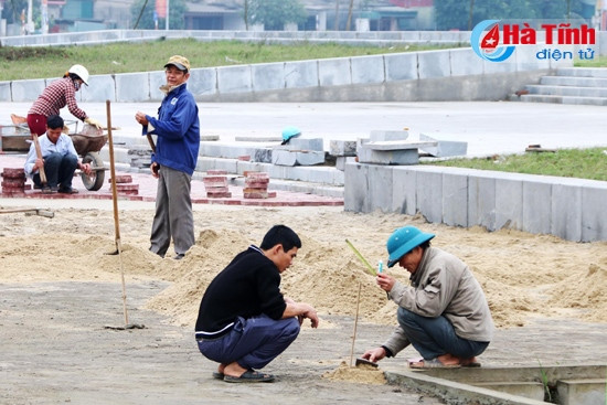 Nhiều thợ xây đang gấp rút hoàn thành phần lát gạch block trước quảng trường