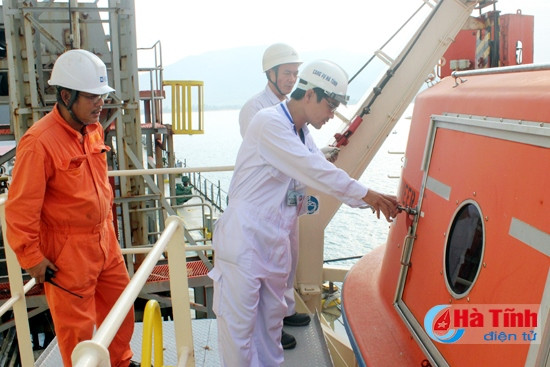 Cán bộ Cảng vụ Hàng hải Hà Tĩnh kiểm tra an toàn hàng hải. Cán bộ Cảng vụ Hàng hải Hà Tĩnh kiểm tra an toàn hàng hải.