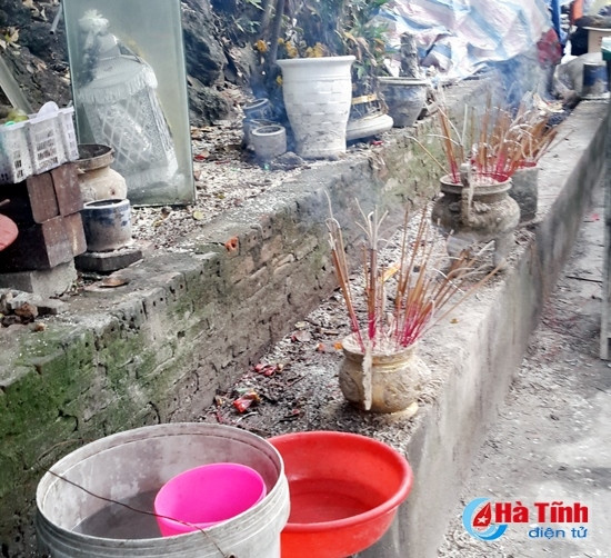 Vẫn còn một số hình ảnh chưa đẹp mắt tại đền Củi khi lư hương bố trí tùy tiện, thiếu trang nghiêm và tình trạng đốt vàng mã quá nhiều.