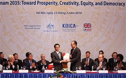 Phó Thủ tướng Vũ Đức Đam và Chủ tịch WB Jim Yong Kim chính thức công bố Báo cáo Việt Nam 2035. Ảnh: VGP/Đình Nam