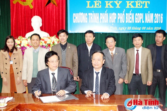 Các đơn vị tổ chức ký kết chương trình phối hợp tuyên truyền phổ biến, giáo dục pháp luật năm 2016.