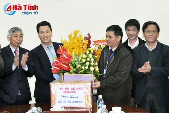 Đoàn chúc mừng CBNV Trung tâm Phòng, chống HIV/AIDS... ... chúc mừng Bệnh viên Y học cổ truyền tỉnh... ... chúc mừng Bệnh viện Phổi Hà Tĩnh... ... chúc mừng BVĐK TP Hà Tĩnh