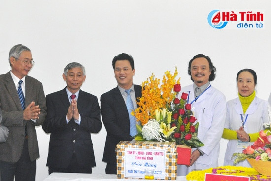 Đoàn chúc mừng CBNV Trung tâm Phòng, chống HIV/AIDS... ... chúc mừng Bệnh viên Y học cổ truyền tỉnh... ... chúc mừng Bệnh viện Phổi Hà Tĩnh... ... chúc mừng BVĐK TP Hà Tĩnh