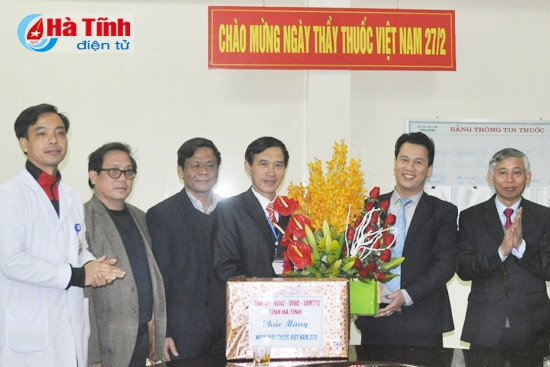 Đoàn chúc mừng CBNV Trung tâm Phòng, chống HIV/AIDS... ... chúc mừng Bệnh viên Y học cổ truyền tỉnh... ... chúc mừng Bệnh viện Phổi Hà Tĩnh... ... chúc mừng BVĐK TP Hà Tĩnh