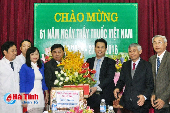 Đoàn chúc mừng CBNV Trung tâm Phòng, chống HIV/AIDS... ... chúc mừng Bệnh viên Y học cổ truyền tỉnh... ... chúc mừng Bệnh viện Phổi Hà Tĩnh... ... chúc mừng BVĐK TP Hà Tĩnh