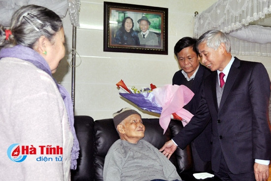 Tri ân những đóng góp của Thầy thuốc ưu tú Nguyễn Văn Quyết, Trưởng ban Tổ chức Tỉnh ủy Hà Văn Thạch chúc sức khỏe để người bác sỹ đáng kính này mãi là tấm gương lương y cho các thế hệ y, bác sỹ học tập, noi theo.