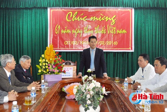 Phó Chủ tịch UBND tỉnh Đặng Quốc Khánh chúc mừng CBNV Bệnh viện Tâm thần tỉnh