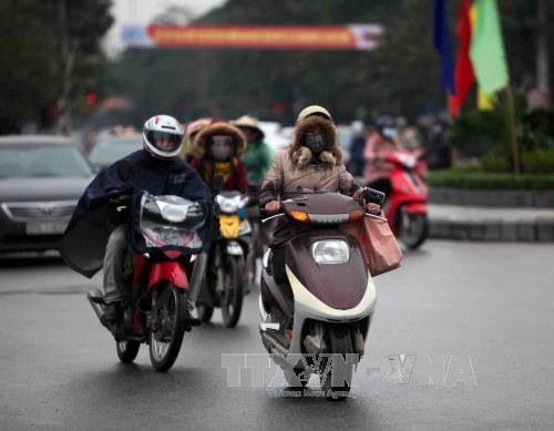 Người dân cần giữ ấm khi di chuyển ngoài đường. Ảnh: Thanh Tùng-TTXVN Người dân cần giữ ấm khi di chuyển ngoài đường. Ảnh: Thanh Tùng-TTXVN
